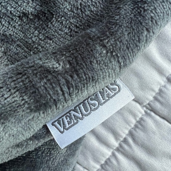 Venustas Blanket Hoodie - Picture 2 of 2